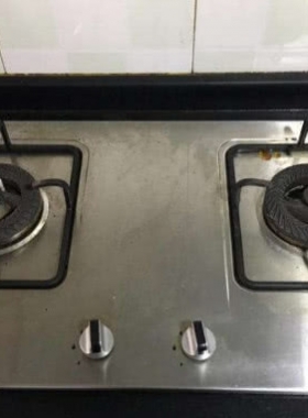 燃?xì)庠羁偸浅觥包S火”？清理火眼或撥動(dòng)灶底的小鐵片，火力一下變正常